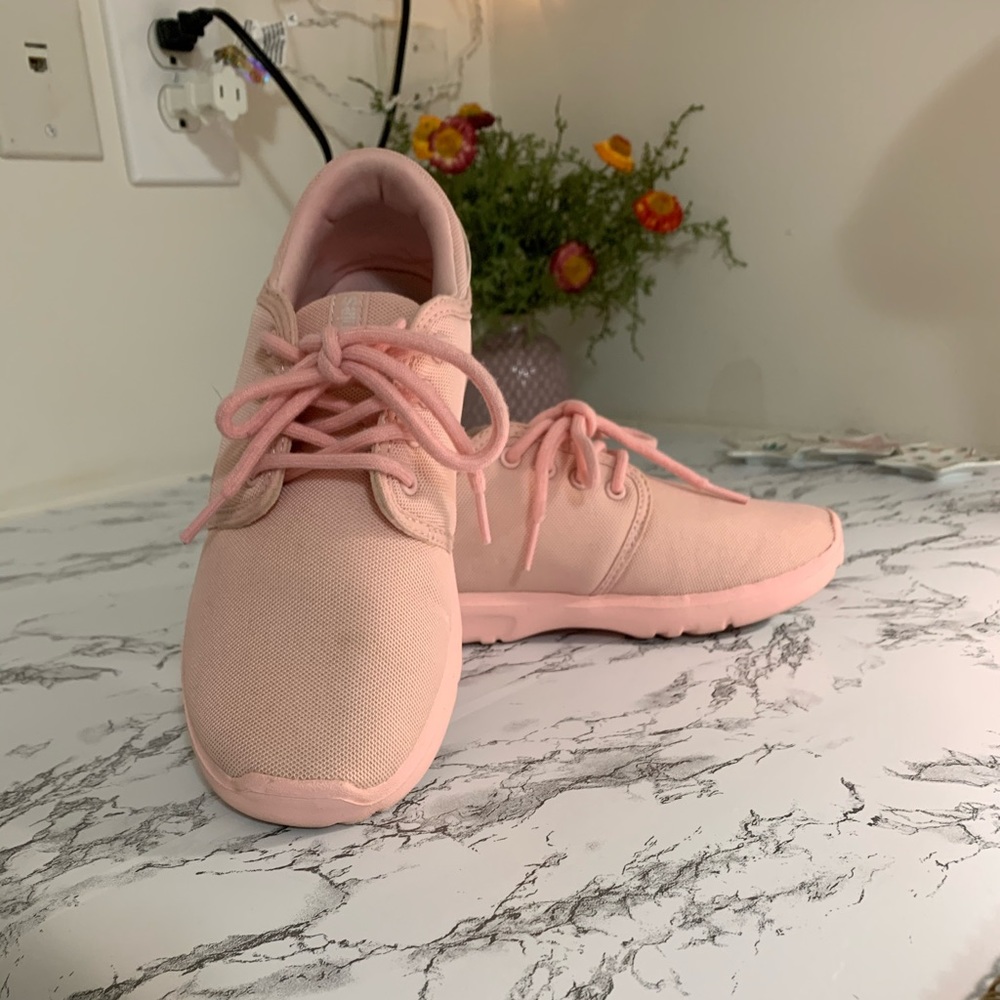 Pink etnies